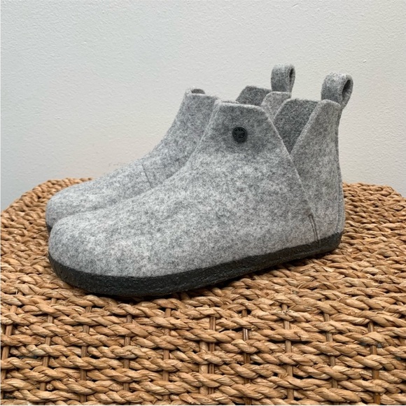 NWOT Birkenstock Andermatt Light Gray Wool
Felt Shearling Slipper Booties EU 33. - Picture 4 of 10